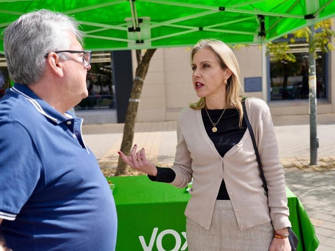 Cristina Peláez, junto a uno de los coordinadores del Distrito Sevilla Este, en una visita para criticar la falta de avances con la línea 2 del Metro.
