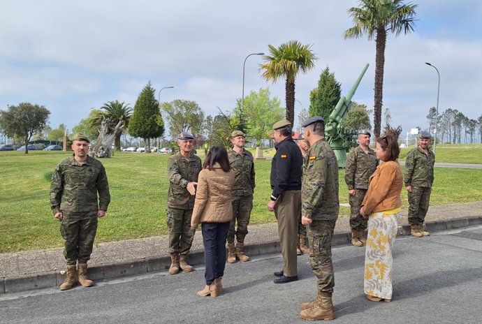 La ministra de Defensa, Margarita Robles, en su visita al cuartel de Siero (Asturias).