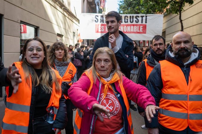 Txema (c) durante una concentración para tratar de impedir el desalojo del bloque Sant Agustí de Barcelona