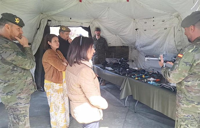 Margarita robles en una visita al Regimiento de Infantería 'Príncipe' nº3 en Siero (Asturias).