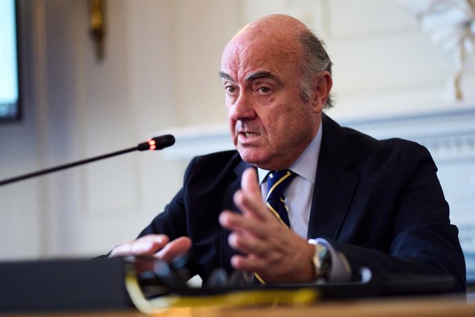 Archivo - El vicepresidente del Banco Central Europeo, Luis de Guindos, durante la segunda jornada del curso organizado por la Asociación de Periodistas de Información Económica (APIE), en el Palacio de la Magdalena, a 24 de junio de 2025, en Santander, C