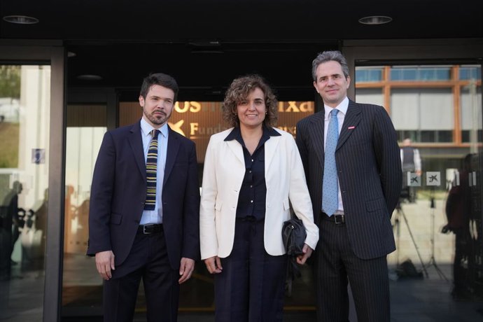 El presidente de beBartlet, Adrián Jofre, la secretaria general del PPE, Dolors Monserrat, y el director regional de POLITICO, Jamil Anderlini, durante el European Pulse Forum