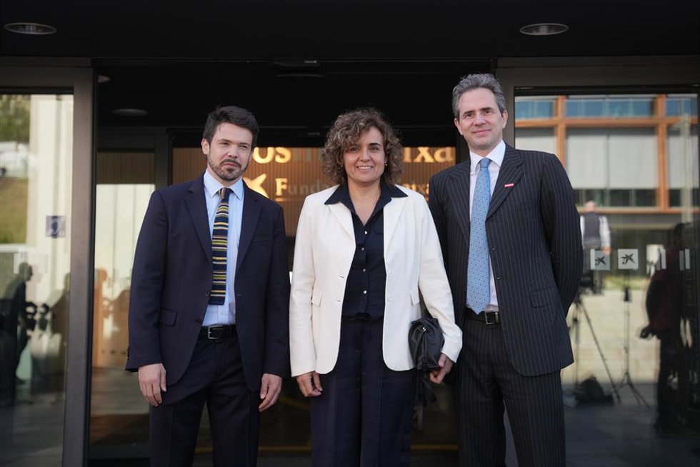 El presidente de beBartlet, Adrián Jofre, la secretaria general del PPE, Dolors Monserrat, y el director regional de POLITICO, Jamil Anderlini, durante el European Pulse Forum