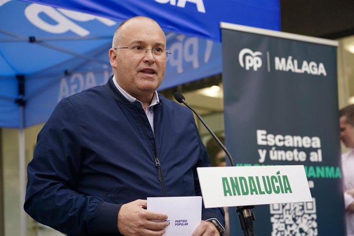 El secretario general del PP, Miguel Tellado (c), informa sobre asuntos de actualidad. 