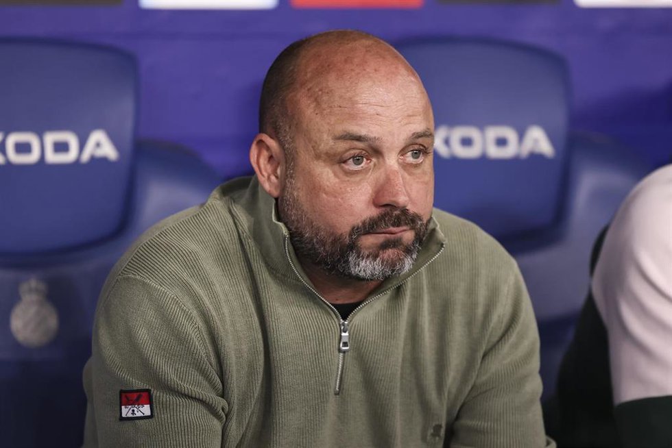 Archivo - El entrenador del RCD Espanyol, Manolo González, ante el Real Oviedo. 