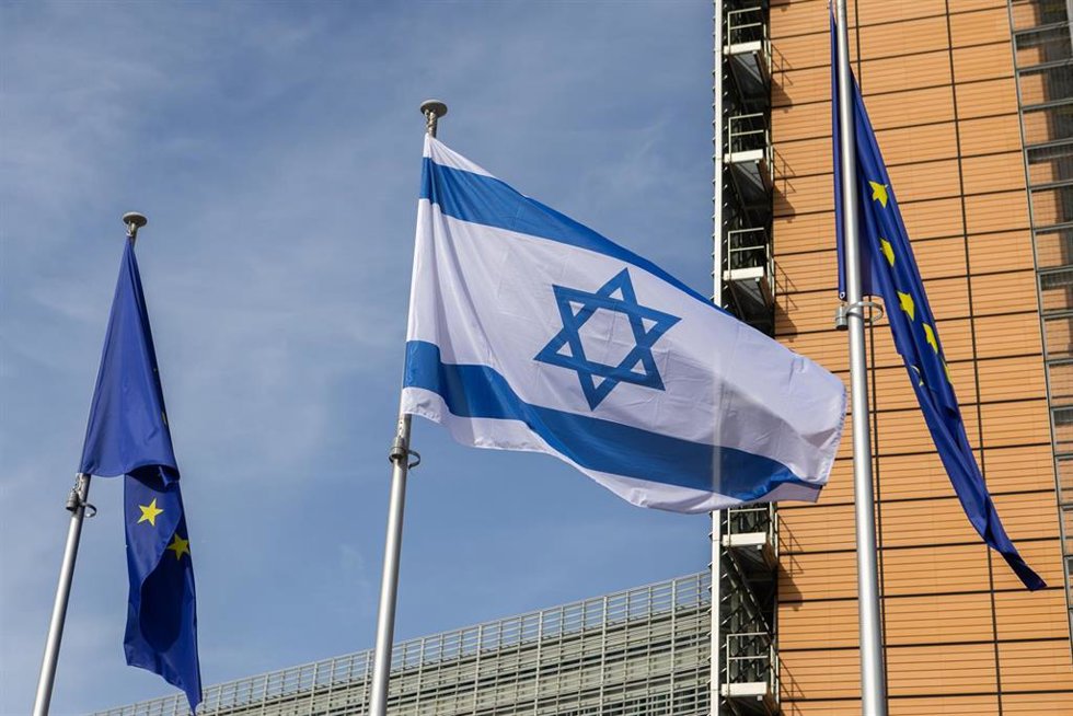 Archivo - Banderas de la UE junto a una bandera de Israel frente al edificio Berlaymont, sede de la Comisión Europea, en Bruselas.