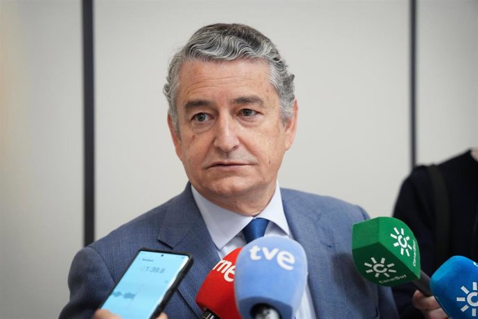 El consejero de Sanidad, Presidencia y Emergencias, Antonio Sanz, atiende a los medios de comunicación. A 10 de abril de 2026, en Sevilla (Andalucía, España). El consejero de Sanidad, Presidencia y Emergencias, Antonio Sanz, ha informado hoy viernes, sobr