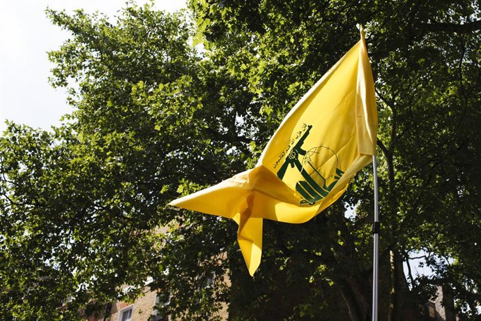 Archivo - June 10, 2018 - London, United Kingdom - The yellow flag of Hizbullah flies during the annual pro-Palestine/anti-Israel Al Quds Day demonstration in central London. The demonstration is notably controversial in the city for the flying of Hizbull