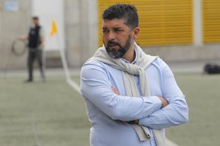 F tbol, San Luis v Uni n la Calera. Doceava fecha, Campeonato de Clausura 2016. El entrenador de Uni n la Calera, Leonardo Ramos, toma du lugar antes del partido de primera divisi n contra San Luis disputado en el estadio Lucio Fari a de Quillota,
