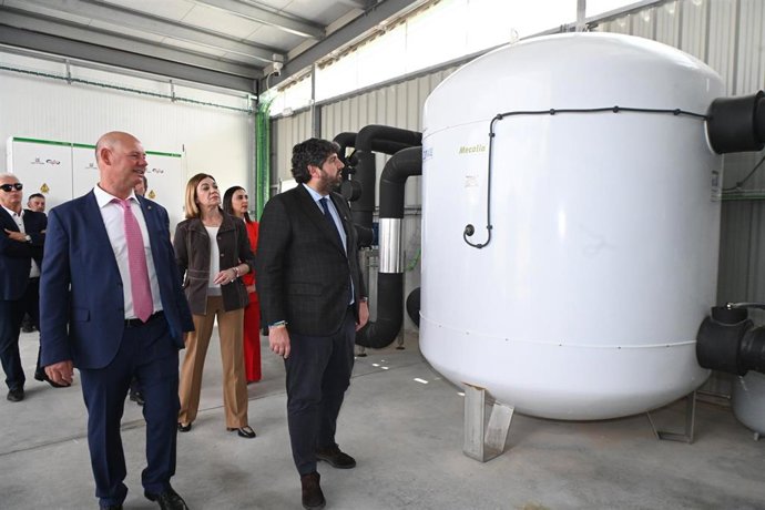 El presidente de la Comunidad, Fernando López Miras, inaugura el centro logístico de la cooperativa Campos de Jumilla, en el marco de su 40 aniversario