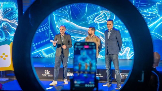 El viceconsejero de Presidencia del Gobierno de Canarias, Alfonso Cabello (i), en la presentación de 'Canarias Game Show'