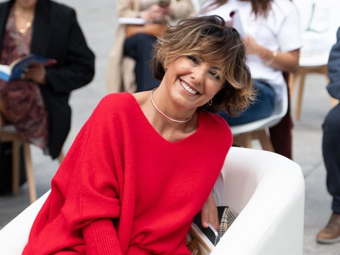La periodista y presentadora Sonsoles Ónega durante una manifestación silenciosa para reivindicar la “rebeldía de leer”, en la plaza de Pedro Zerolo