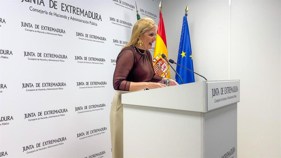 La consejera de Hacienda y Administraciones Públicas en funciones, Elena Manzano, en rueda de prensa para presentar las novedades de la Campaña de la Renta 2025, a 10 de abril de 2026.