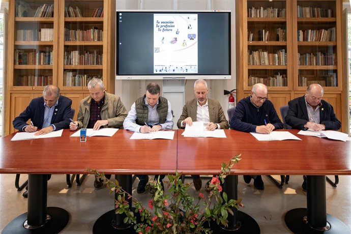 El consejero de Educación, Sergio Silva, firma un convenio con los Grupos de Acción Local para impulsar la FP