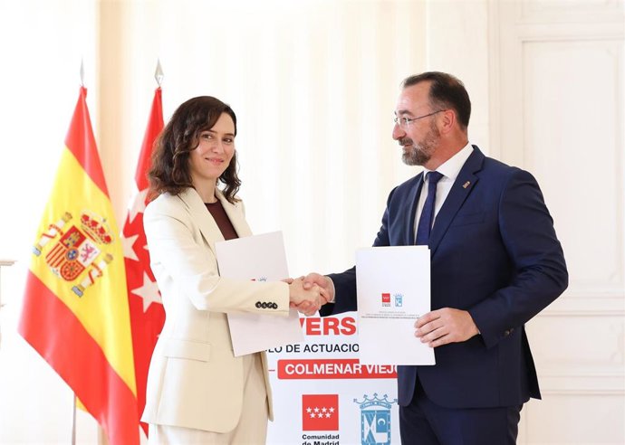 La presidenta de la Comunidad de Madrid, Isabel Díaz Ayuso, y el alcalde de Colmenar Viejo, Carlos Blázquez, firman un protocolo general de actuación para la promoción de proyectos en el municipio, en la Real Casa de Correos, a 10 de abril de 2026, en Mad