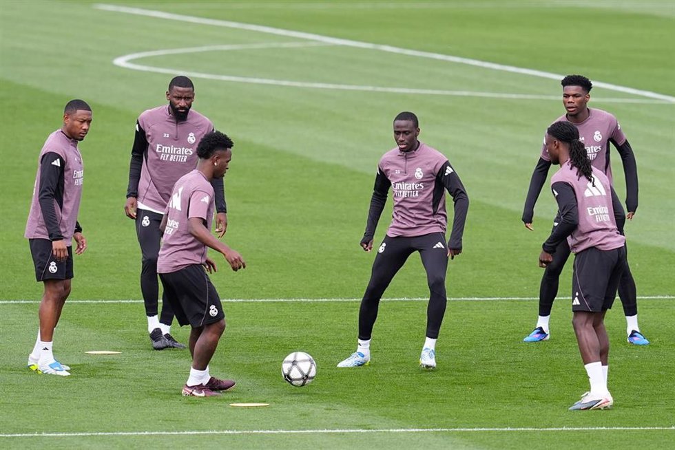 David Alaba, Vinícius Júnior, Ferland Mendy, Aurélien Tchouaméni y Antonio Rüdiger, durante un entrenamiento en Valdebebas.