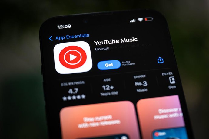 Archivo - March 3, 2025, Poland: In this photo illustration a YouTube Music app logo seen displayed on an Apple smartphone.