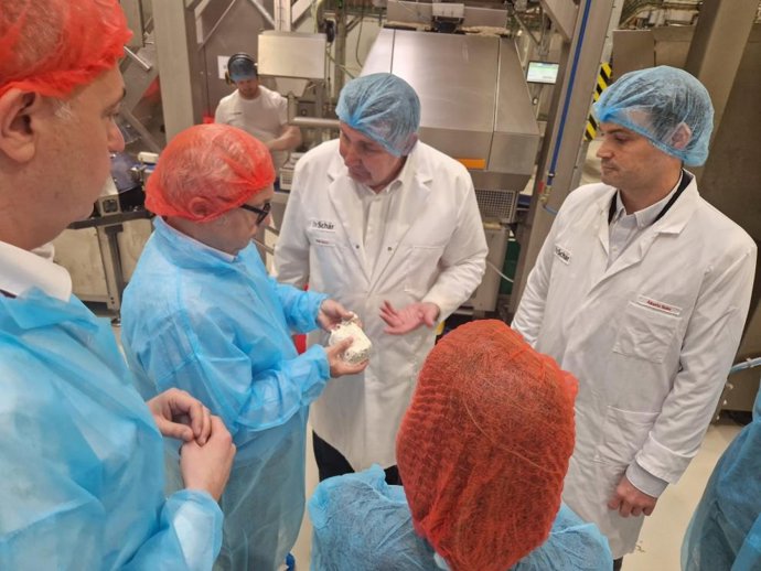 El consejero de Agricultura, Ganadería y Alimentación en funciones, Javier Rincón, visita la empresa Dr Schär, en Alagón (Zaragoza).