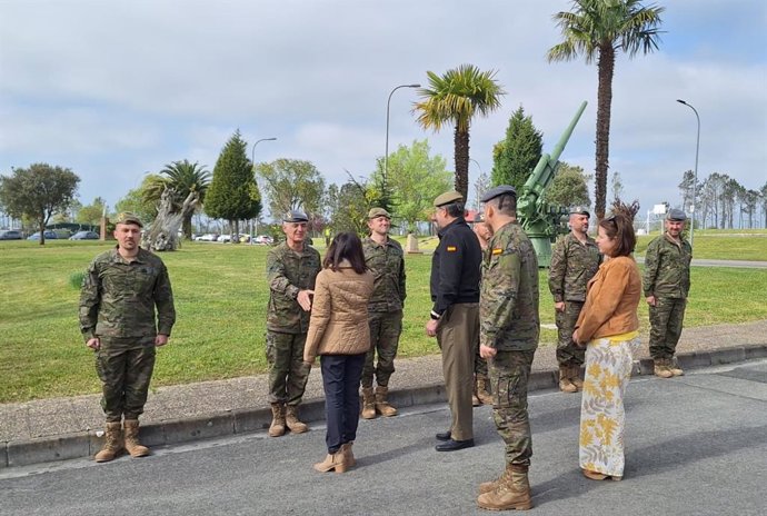 A ministra da Defesa, Margarita Robles, durante sua visita ao quartel de Siero (Astúrias).