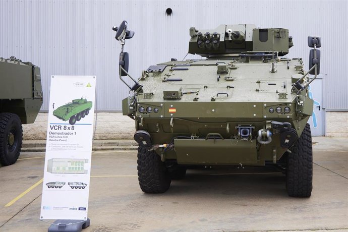 Archivo - Detalle de los nuevos vehículos durante la presentación de los siete primeros Vehículos de Combate sobre Ruedas (VCR) 8x8 Dragón al Ministerio de Defensa y el Ejército de Tierra en la Fábrica de Trubia de GDELS-Santa Bárbara Sistemas.
