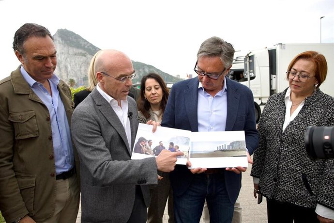 El jefe de la delegación de Vox en el Parlamento Europeo, Jorge Buxadé, y el candidato a la Presidencia de Andalucía, Manuel Gavira, este viernes en declaraciones a los medios en La Línea de la Concepción (Cádiz).
