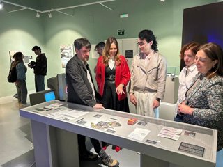 Visita a la exposición 'Traficantes del recuerdo'.