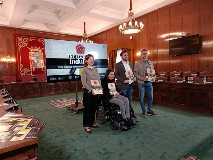 Participantes en la presentación del VI Festival Internacional de Indumentaria Tradicional de Zamora.