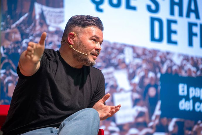 O porta-voz do ERC no Congresso dos Deputados, Gabriel Rufián, durante o debate “Què s'ha de fer?”, em 9 de abril de 2026, em Barcelona, Catalunha (Espanha). O debate, realizado na Universidade Pompeu Fabra, faz parte de uma série de eventos para 