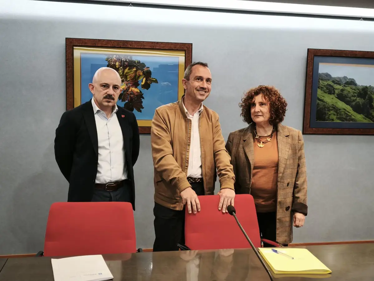 Fotografía de los responsables de Consumo y Derechos Ciudadanos en Asturias