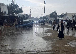 Desplazados palestinos por la ofensiva de Israel contra la Franja de Gaza en una calle de Jan Yunis (archivo)