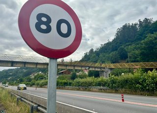 Archivo - Corredor del Nalón. Carretera regional AS-117. Vía rápida que une Laviana y Langreo y que conecta con Oviedo y con Gijón a través de la Autovía Minera, con una línea continua de color rojo en la mediana entre Sama y El Entrego.