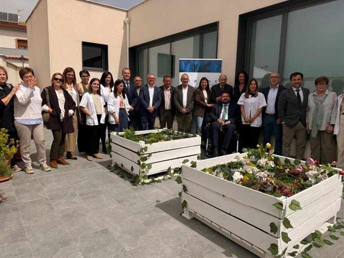Foto de familia del acto en La Roda con motivo del Día Mundial del Parkinson.