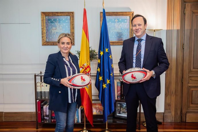 La ministra de Educación, Formación Profesional y Deportes, Milagros Tolón, y el presidente de la Real Federación Española de Rugby (RFER), Juan Carlos Martín 'Hansen'.