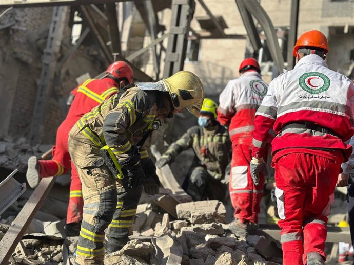 Archivo - Trabajadores de la Media Luna Roja iraní durante las labores de rescate tras un ataque de Estados Unidos en Irán