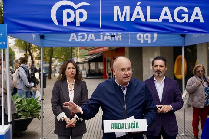 El secretario general del PP, Miguel Tellado (c), informa sobre asuntos de actualidad. A 10 de abril de 2026, en Málaga (Andalucía, España).