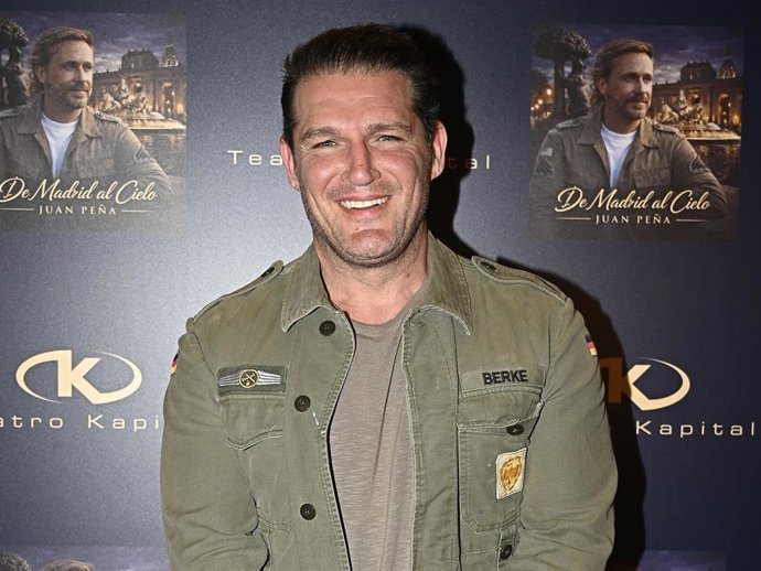 Manu Tenorio durante la fiesta del 46 cumpleaños de Juan Peña