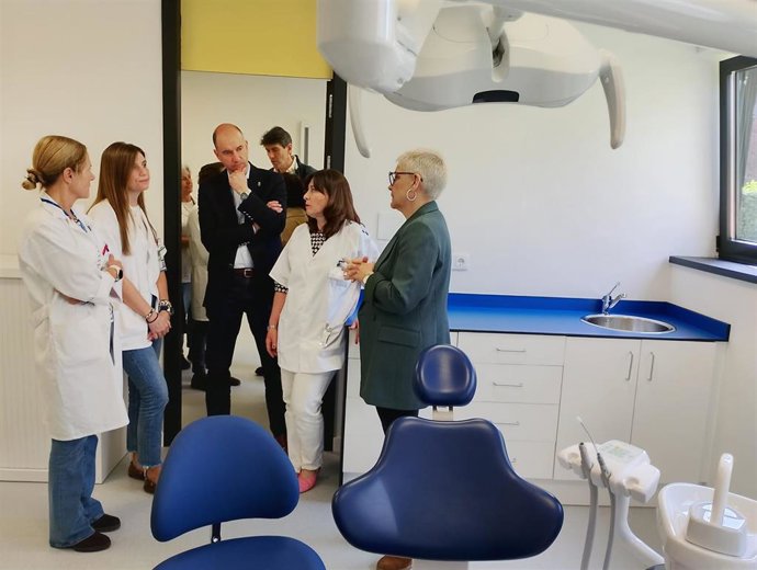 La gerente del área III Oriente, María Luisa Sánchez; la odontóloga, María Fernández Cancio; el viceconsejero de Política Sanitaria, Pablo García; la higienista,  Sonia Álvarez Ordiales; y la consejera de Salud, Concepción Saavedra.