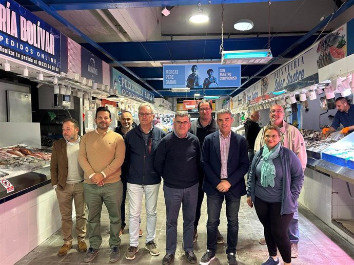 El conseller de Agricultura, Pesca y Medio Natural del Govern, Joan Simonet, y el consejero de Agricultura, Ganadería, Pesca y Soberanía Alimentaria del Gobierno de Canarias, Narvay Quintero, visitan el mercado de Pere Garau.
