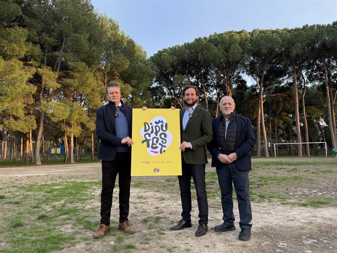 El presidente de la Diputación Provincial de Huesca, Isaac Claver, el alcalde de Fraga, José Ignacio Gramún y el diputado provincial, Javier Catalán, presentan el cartel anunciador del Dipufest 2026, que se celebrará en Fraga los días 10 y 11 de julio.