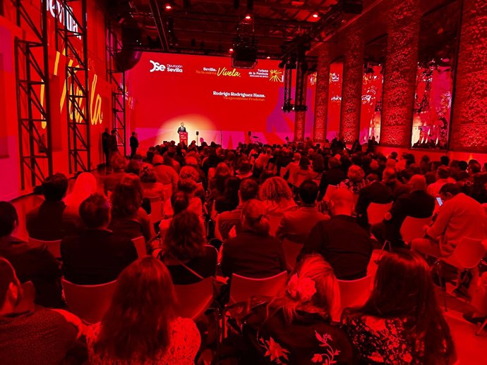 Asistentes al encuentro de Diputación, en la Real Fábrica de Tapices de Madrid, dirigido al sector turístico para ofrecer como destino la provincia de Sevilla.