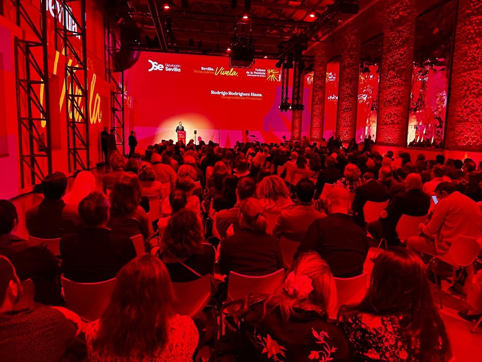 Asistentes al encuentro de Diputación, en la Real Fábrica de Tapices de Madrid, dirigido al sector turístico para ofrecer como destino la provincia de Sevilla.