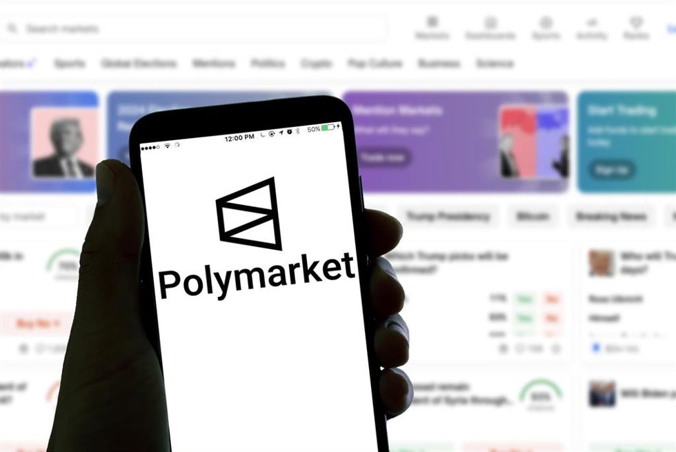 Logotipo de Polymarket ante un perfil de Donald Trump 