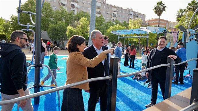 El alcalde de Sevilla, José Luis Sanz, visita el parque infantil singular de la calle Fernanda Calado Rosales, en Sevilla Este.