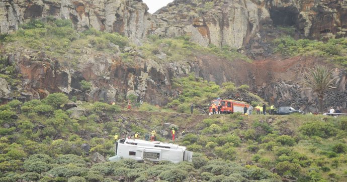 Atienden a varios heridos tras precipitarse una guagua en la GM-2, en San Sebastián de La Gomera