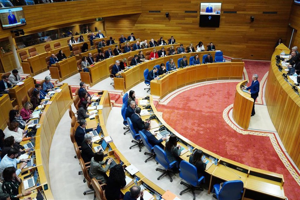 El presidente de la Xunta de Galicia, Alfonso Rueda (d), durante el Debate sobre el Estado de la Autonomía, a 8 de abril de 2026, en Santiago de Compostela, A Coruña, Galicia (España). El Gobierno gallego se enfrenta al Debate sobre el Estado de la Auton