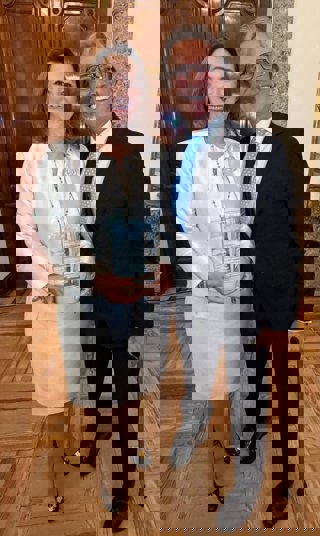 Gina Magnolia Riaño Barón con el embajador de Colombia en España