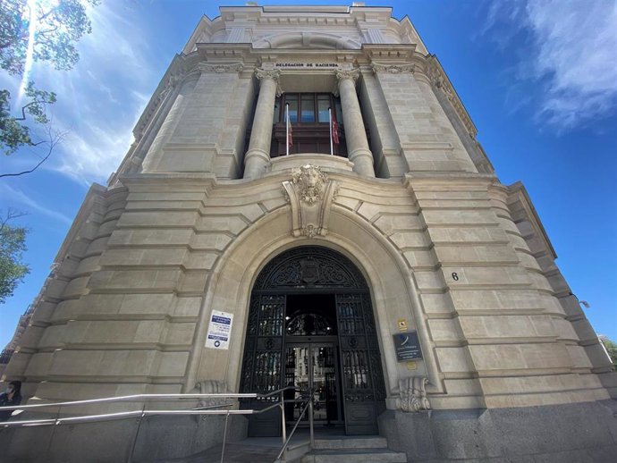 Archivo - Exterior de una oficina de la Agencia Tributaria el día en el que arranca la Campaña de la Renta 2020, a 7 de abril de 2021, en Madrid (España). La Campaña de la Renta y Patrimonio de 2020 ha comenzado este miércoles para la presentación de decl