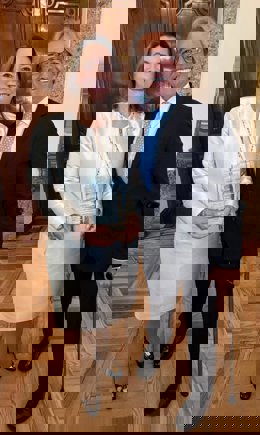 Gina Magnolia Riaño Barón con el embajador de Colombia en España