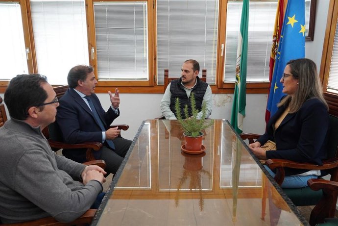Encuentro entrre el alcalde de Punta Umbría, José Carlos Hernández Cansino, y el de Adamuz, Rafael Ángel Moreno.