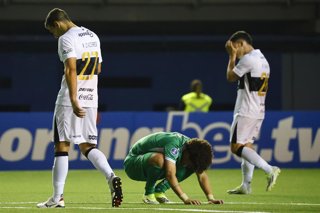 Futbol, Audax Italiano vs Olimpia Fecha 1, Conmebol Sudamericana 2026. Los jugadores de Audax Italiano lamentan la derrota contra Olimpia tras el partido de la Conmebol Sudamericana Grupo G realizado en el estadio Bicentenario de La Florida,